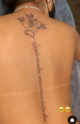 Hình xăm hoa hồng và chữ trên lưng, phong cách blackwork, chi tiết rõ nét, độ phân giải HD.