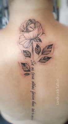 Hình xăm hoa hồng blackwork trên lưng, phong cách cổ điển, chi tiết rõ nét, ảnh HD.