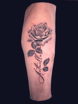 Hình xăm hoa hồng phong cách blackwork trên cánh tay, chi tiết rõ nét, độ phân giải HD.