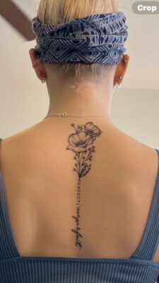 Hình xăm hoa trên lưng, phong cách blackwork, chi tiết tinh tế, ảnh HD.