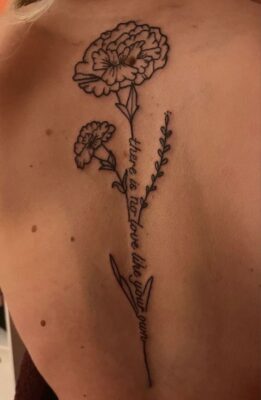 Hình xăm hoa cẩm chướng phong cách blackwork trên lưng, chi tiết cao, độ phân giải HD.