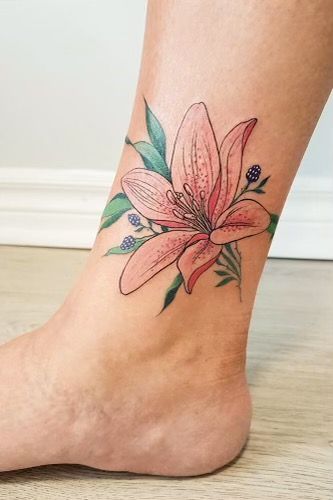 Xăm hoa ly mini ở cổ chân Hình xăm hoa lily trên mắt cá chân, phong cách màu nước, chi tiết rõ nét, ảnh HD.