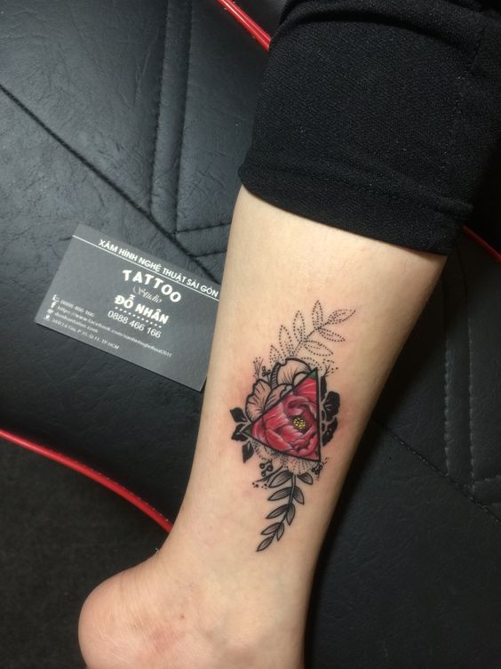 Hình xăm hoa quỳnh nhỏ ở chân Hình xăm hoa màu sắc phong cách blackwork trên cổ chân, chi tiết rõ nét, ảnh độ phân giải HD.