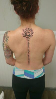 Hình xăm hoa sen trên lưng, phong cách blackwork, độ chi tiết cao, ảnh HD.