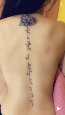 Hình xăm hoa sen và chữ trên lưng, phong cách blackwork, độ chi tiết cao, ảnh HD.