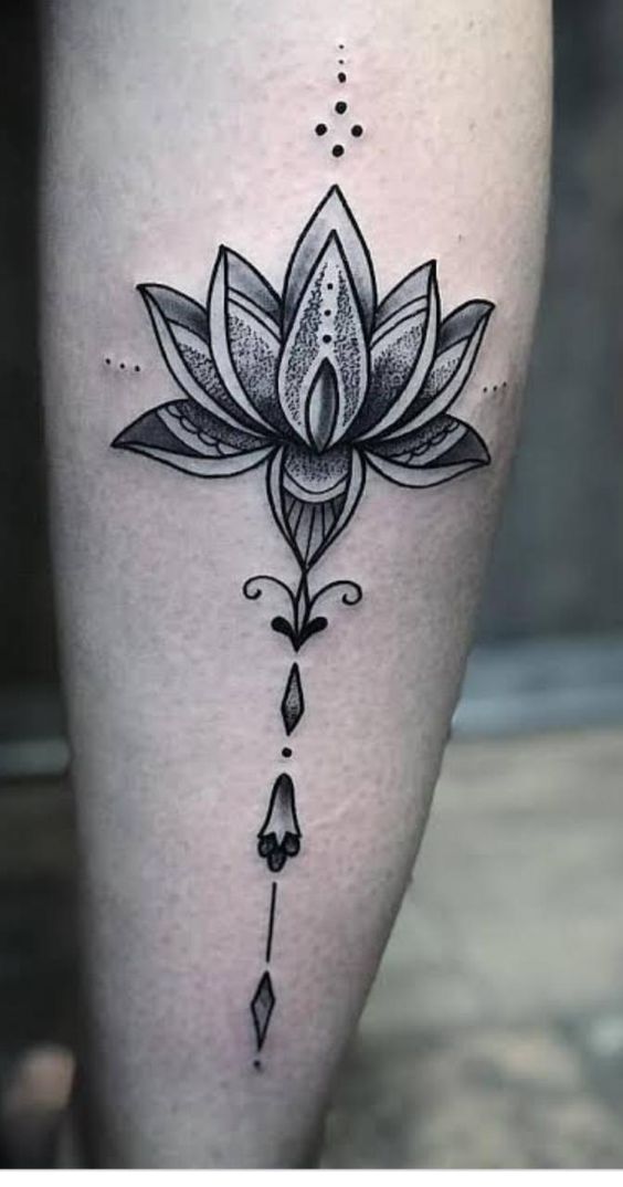 hình xăm hoa sen kiểu nghệ thuật Hình xăm hoa sen phong cách blackwork trên cánh tay, chi tiết rõ nét, ảnh HD.
