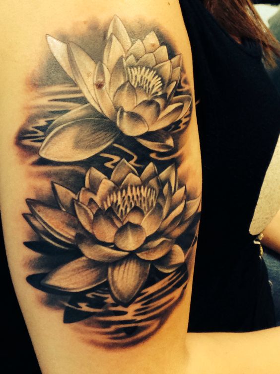 Tác phẩm hoa sen màu đầy nghệ thuật Hình xăm hoa sen trên tay, phong cách blackwork chi tiết, độ phân giải HD.
