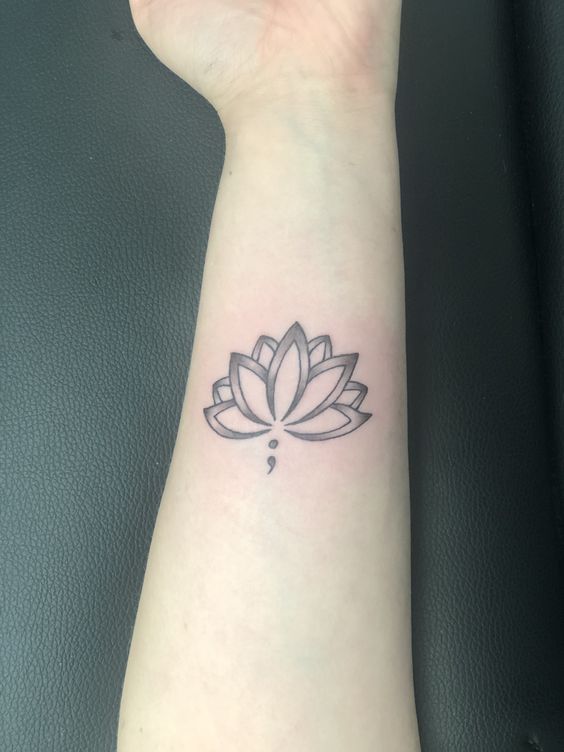hình xăm hoa sen nhỏ trên cổ tay đơn giản Hình xăm hoa sen tối giản trên cổ tay, phong cách blackwork, độ chi tiết cao, ảnh HD.