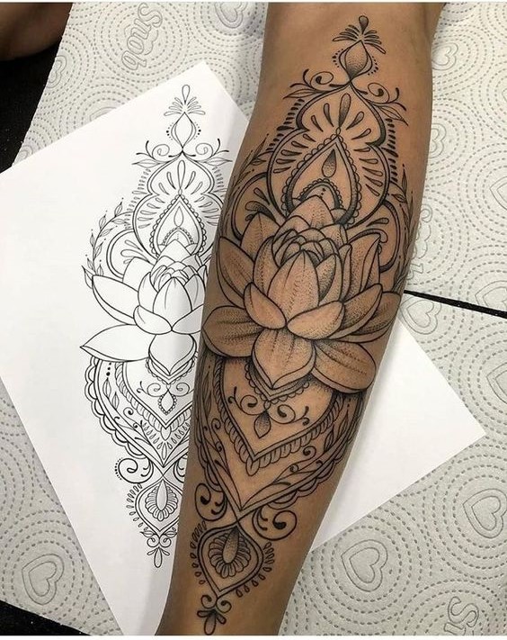 Hoa sen phong cách sáng tạo cho chàng Hình xăm hoa sen phong cách blackwork trên chân, chi tiết tinh xảo, độ phân giải HD.