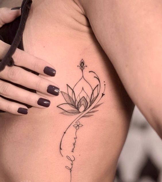 Hình xăm hoa sen tối giản ở sườn, phong cách blackwork, chi tiết tinh tế, ảnh HD.