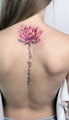 Hình xăm hoa sen màu nước trên lưng, phong cách tinh tế, độ phân giải HD, chi tiết sắc nét.