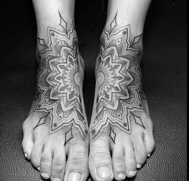 Hình xăm mandala đen trắng trên mu bàn chân, phong cách chi tiết, độ phân giải HD.