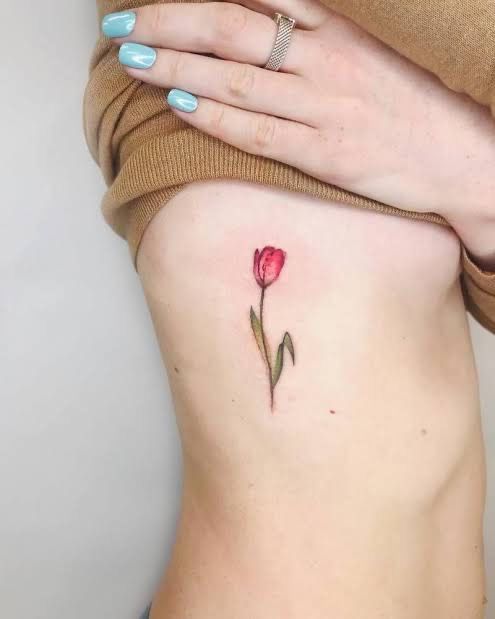 Hình xăm hoa tulip mini ở sườn, phong cách màu nước, chi tiết nhẹ nhàng, ảnh độ phân giải HD.