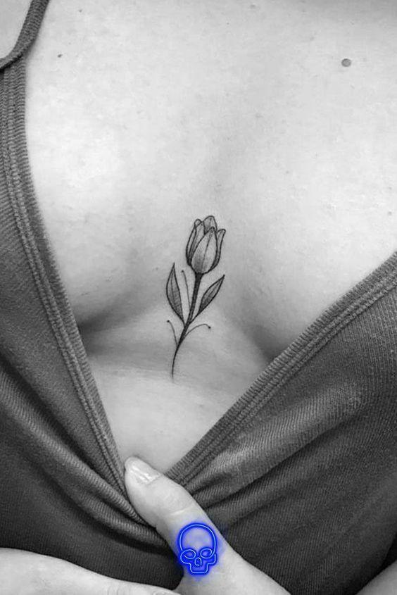 Hình xăm hoa tulip mini giữa ngực, phong cách blackwork, chi tiết đơn giản, ảnh HD.