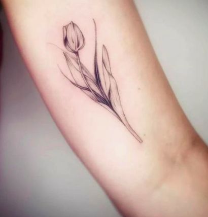 Hình xăm hoa tulip trên tay, phong cách blackwork, chi tiết tinh tế, ảnh độ phân giải HD.