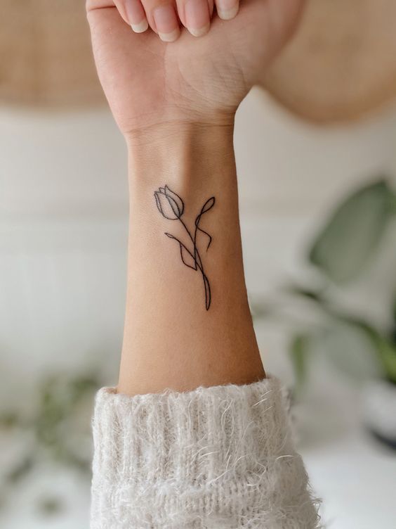 Hình xăm hoa tulip tối giản trên cổ tay, phong cách blackwork, ảnh HD rõ nét.
