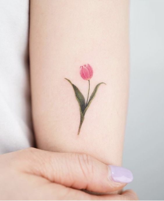 Hình xăm hoa tulip mini trên tay, phong cách màu nước, chi tiết tinh tế, ảnh HD.