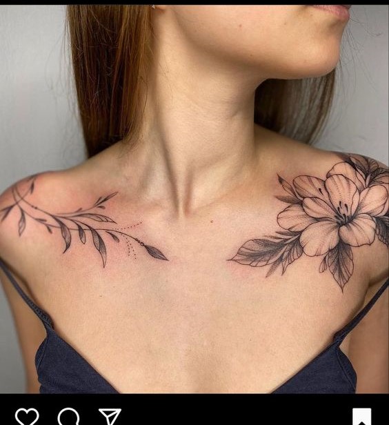 Hình xăm hoa phong cách blackwork trên vai và ngực, chi tiết rõ nét, ảnh HD.