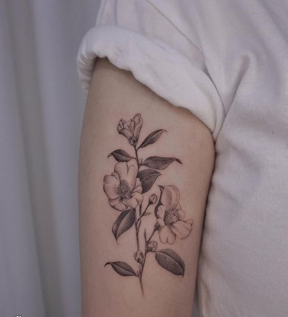 Hình xăm hoa trên cánh tay, phong cách blackwork, chi tiết cao, ảnh HD.