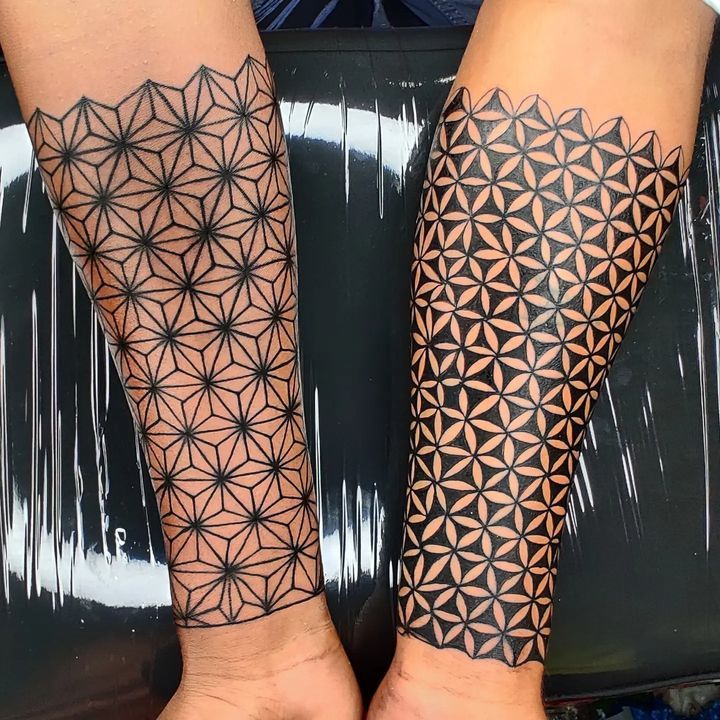 Hình xăm hoa văn hình học blackwork trên cánh tay, chi tiết rõ nét, độ phân giải HD.