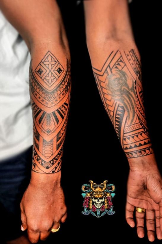 Hình xăm họa tiết bộ lạc trên cánh tay, phong cách blackwork, chi tiết, ảnh HD.