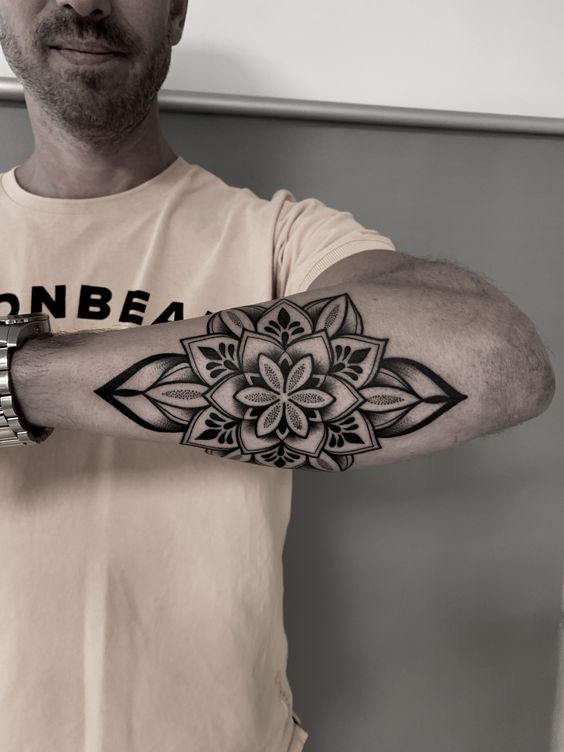 Hình xăm hoa mandala trên cẳng tay, phong cách blackwork chi tiết, ảnh chất lượng HD.