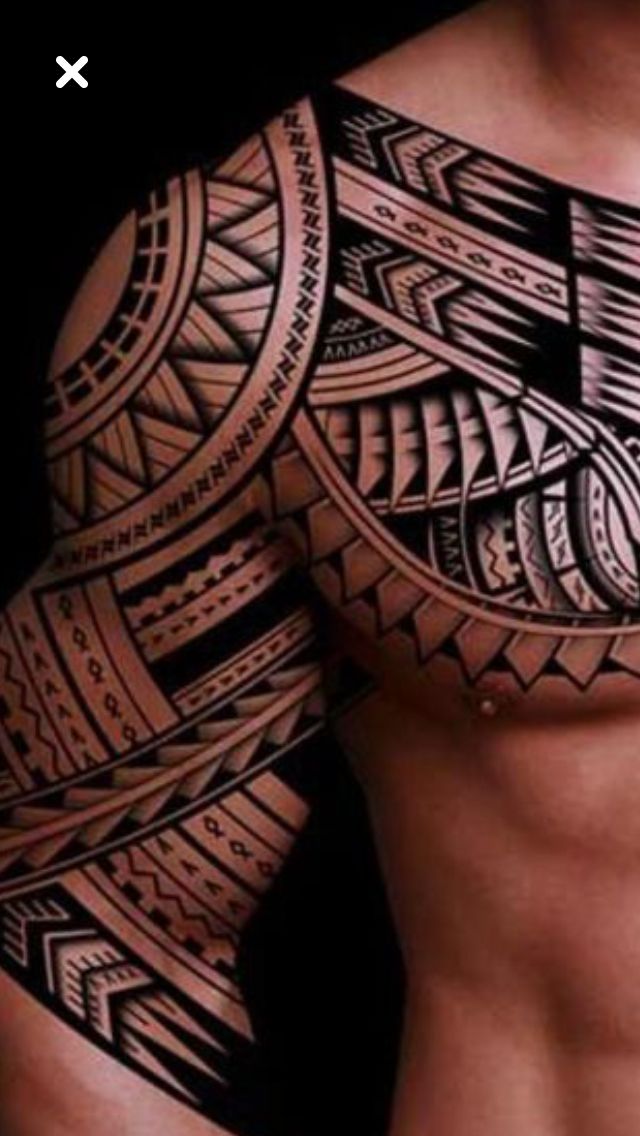 Hình xăm tribal trên vai và ngực nam, phong cách blackwork chi tiết, ảnh HD.