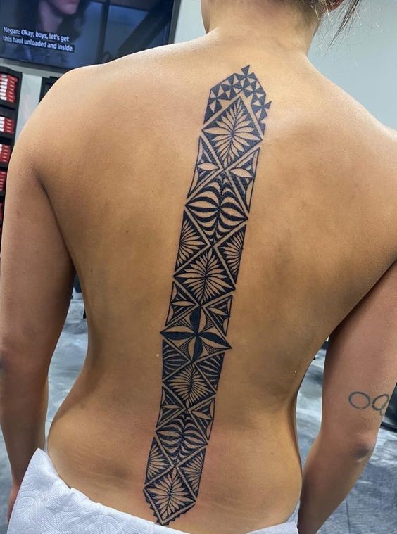 Hình xăm hình học dọc sống lưng, phong cách blackwork, chi tiết cao, độ phân giải HD.