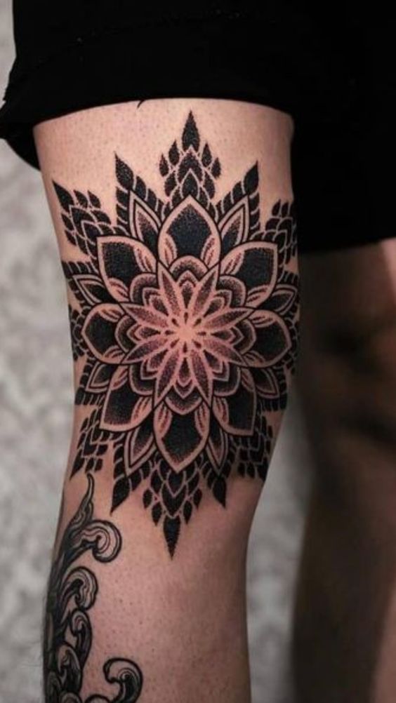 Hình xăm mandala blackwork ở đùi, chi tiết rõ nét, phong cách hình học, ảnh HD.