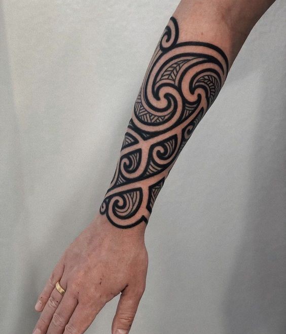 Hình xăm họa tiết Polynesian trên cánh tay, phong cách blackwork, chi tiết rõ nét, độ phân giải HD.