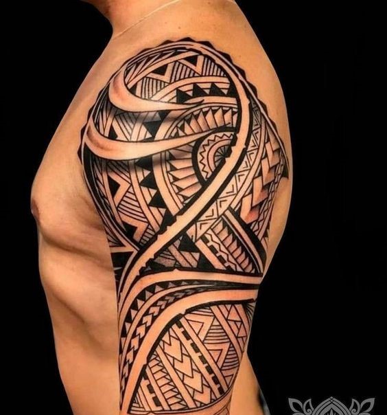 Hình xăm tribal họa tiết trên bắp tay, phong cách blackwork, chi tiết sắc nét, độ phân giải HD.