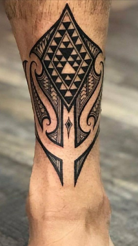 Hình xăm hình học ở chân, phong cách blackwork, chi tiết, độ phân giải HD.