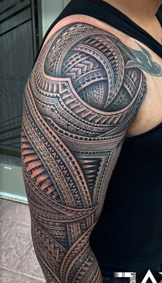 Hình xăm tribal trên cánh tay, phong cách blackwork chi tiết, độ phân giải HD.
