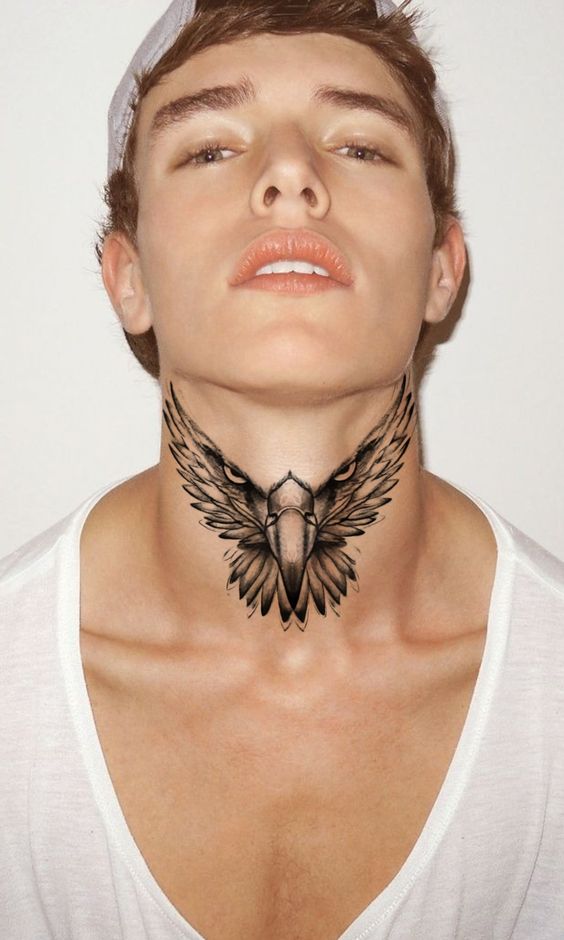 Hình xăm chim đại bàng trên cổ, phong cách blackwork chi tiết, ảnh chất lượng HD.