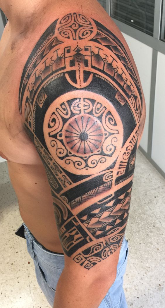 Hình xăm polynesian trên vai, phong cách blackwork, chi tiết phức tạp, độ phân giải HD.