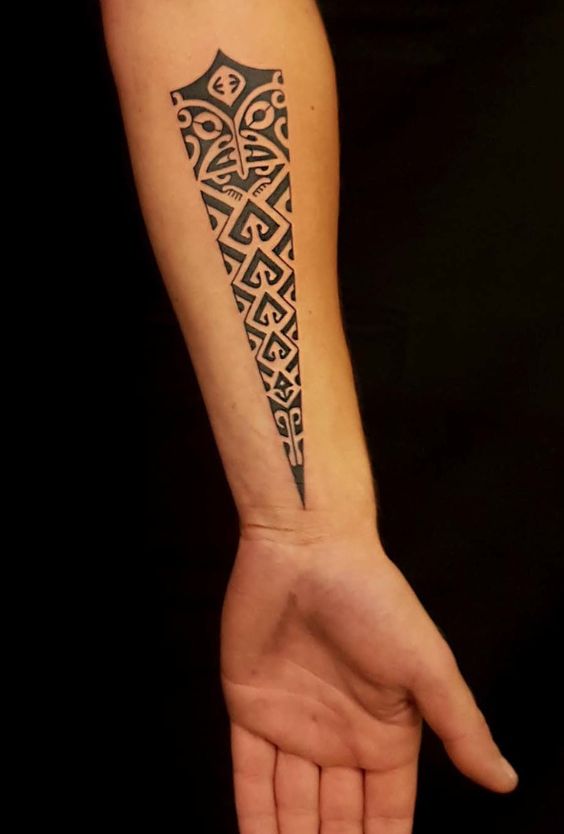 Hình xăm họa tiết hình học trên cẳng tay, phong cách blackwork, chi tiết rõ nét, độ phân giải HD.