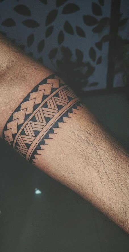 Hình xăm họa tiết hình học trên bắp tay, phong cách blackwork, chi tiết rõ nét, chất lượng HD.