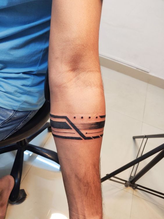 Hình xăm geometric blackwork trên tay, phong cách hiện đại, hình ảnh chi tiết, độ phân giải HD.
