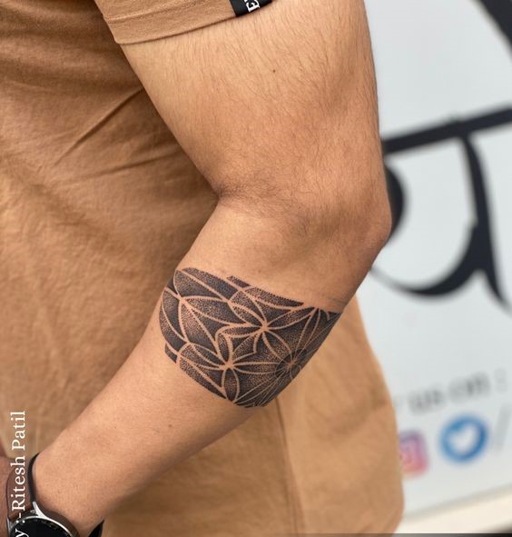 Hình xăm hoa văn blackwork trên tay, phong cách tối giản, chi tiết rõ nét, độ phân giải HD.