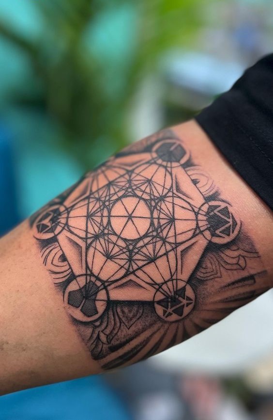 Hình xăm hình học trên cánh tay, phong cách blackwork, chi tiết sắc nét, ảnh HD.