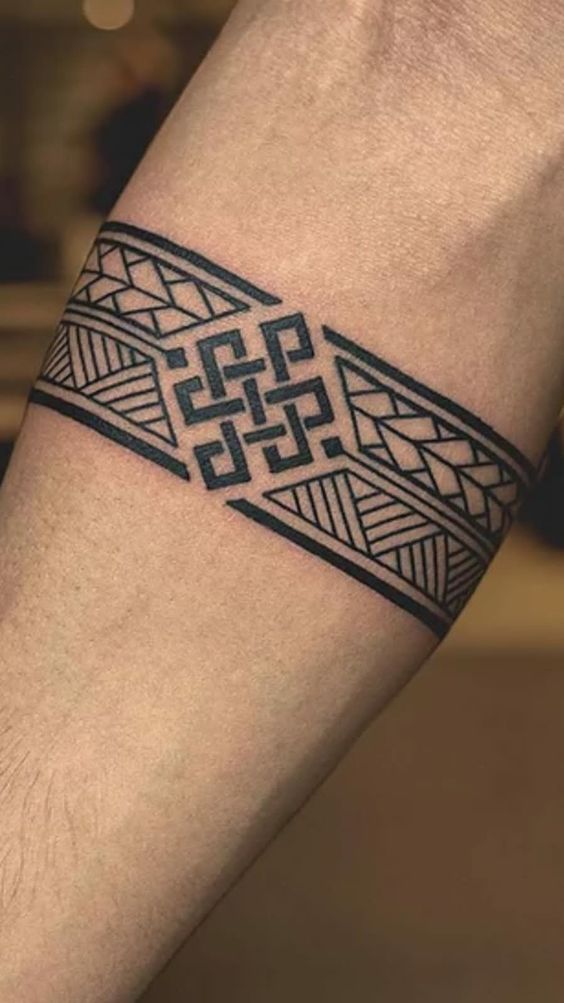 Hình xăm họa tiết hình học trên tay, phong cách blackwork, chi tiết rõ nét, ảnh HD.