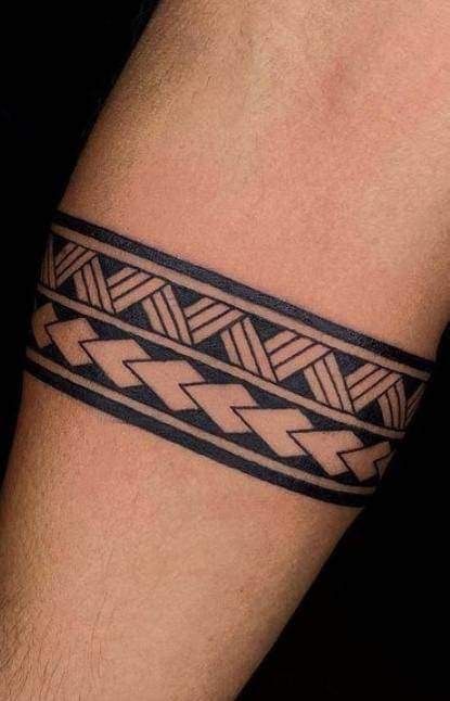 Hình xăm vòng tay họa tiết bộ lạc, phong cách blackwork, chi tiết rõ nét, vị trí trên bắp tay, độ phân giải HD.