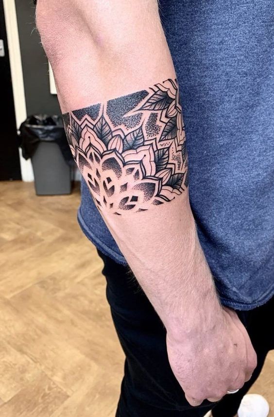 Hình xăm hoa văn mandala trên cánh tay, phong cách blackwork chi tiết, ảnh HD.