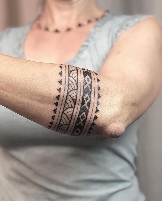 Hình xăm tribal trên cánh tay, phong cách blackwork, chi tiết sắc nét, ảnh HD.