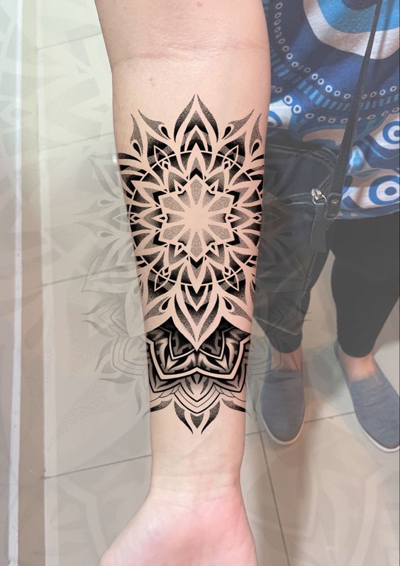 Hình xăm mandala blackwork trên cánh tay, phong cách chi tiết, ảnh HD.