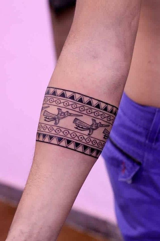 Hình xăm hoa văn cổ điển trên cánh tay, phong cách blackwork, chi tiết rõ nét, ảnh HD.