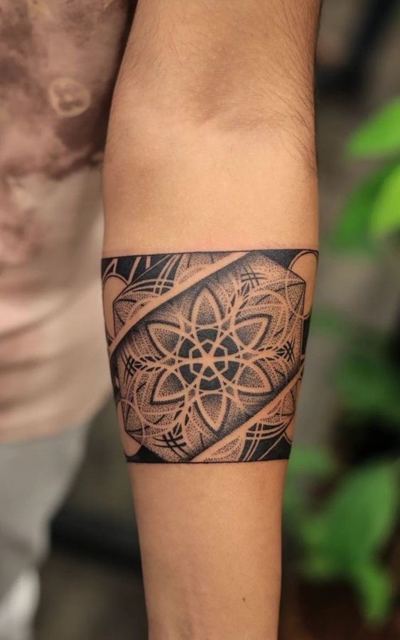 Hình xăm mandala trên cánh tay, phong cách blackwork chi tiết, ảnh chất lượng HD.