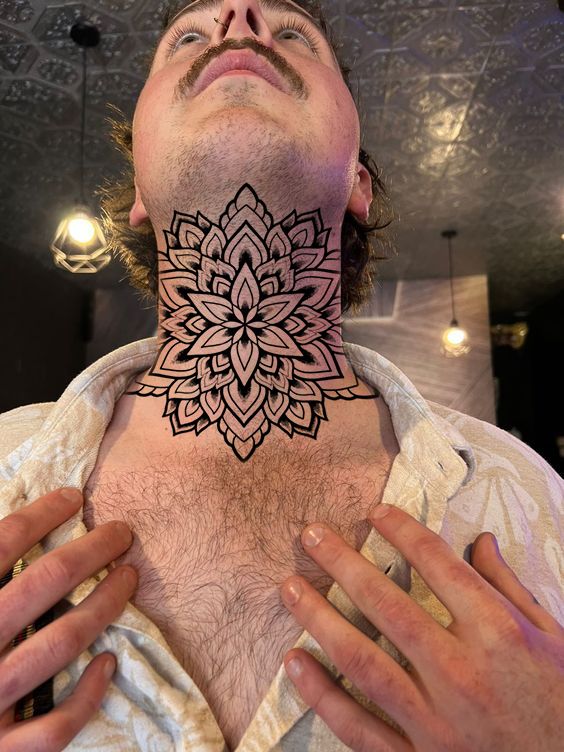 Hình xăm mandala cổ, phong cách blackwork chi tiết, ảnh HD.