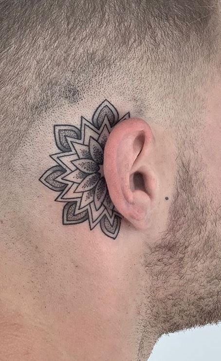 Hình xăm hoa văn sau tai kiểu blackwork, chi tiết sắc nét, độ phân giải HD.
