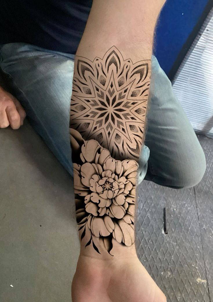 Hình xăm hoa và mandala trên cánh tay, phong cách blackwork chi tiết, ảnh HD.